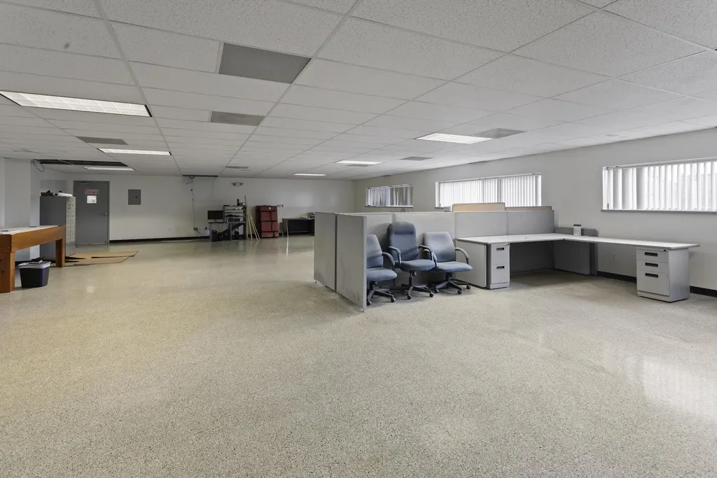 31666 W 8 Mile Road Farmington Hills City MI 48336