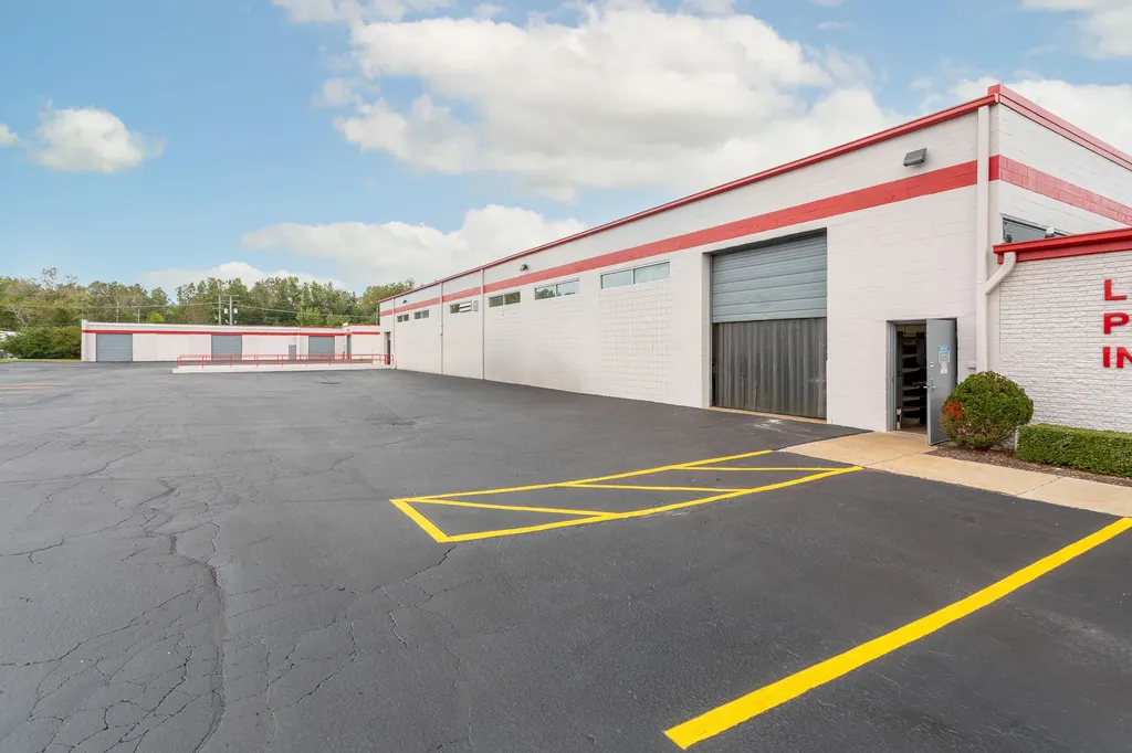 31666 W 8 Mile Road Farmington Hills City MI 48336