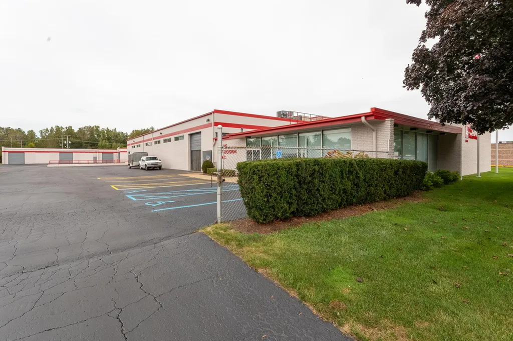 31666 W 8 Mile Road Farmington Hills City MI 48336