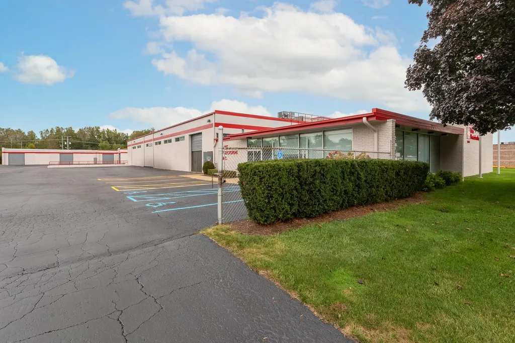 31666 W 8 Mile Road Farmington Hills City MI 48336