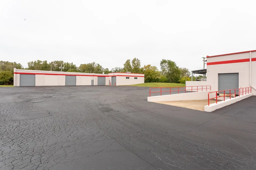 31666 W 8 Mile Road Farmington Hills City MI 48336