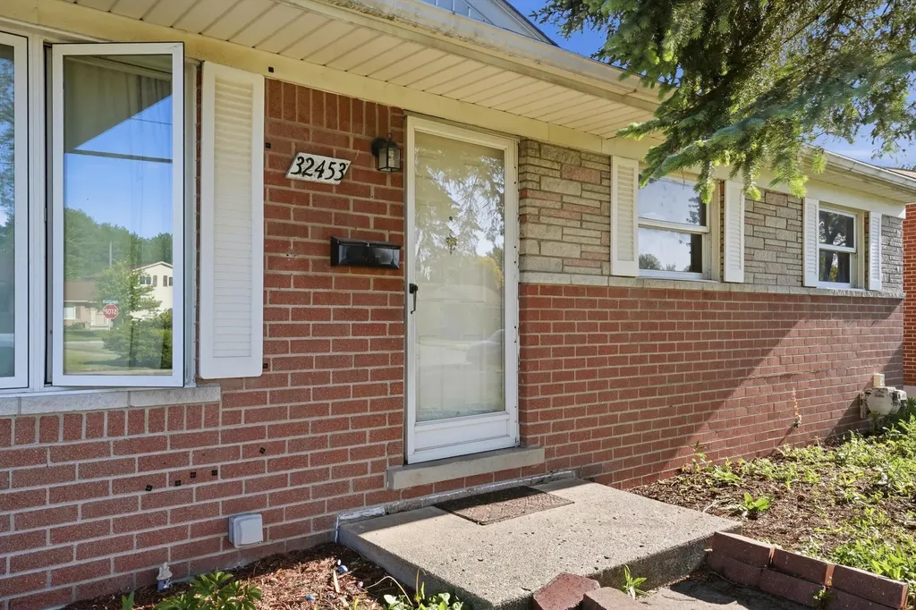 32453 Hiveley Street Westland City MI 48186