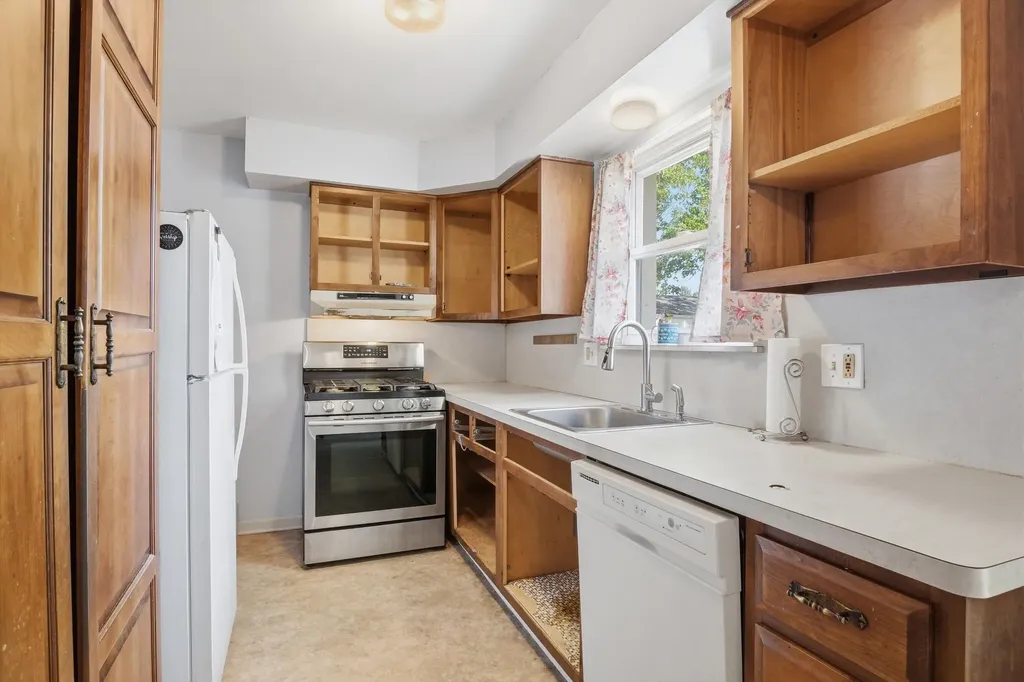 32453 Hiveley Street Westland City MI 48186