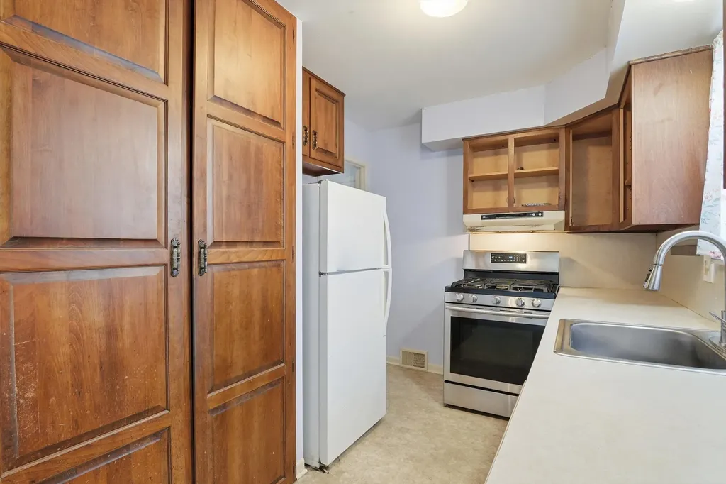 32453 Hiveley Street Westland City MI 48186