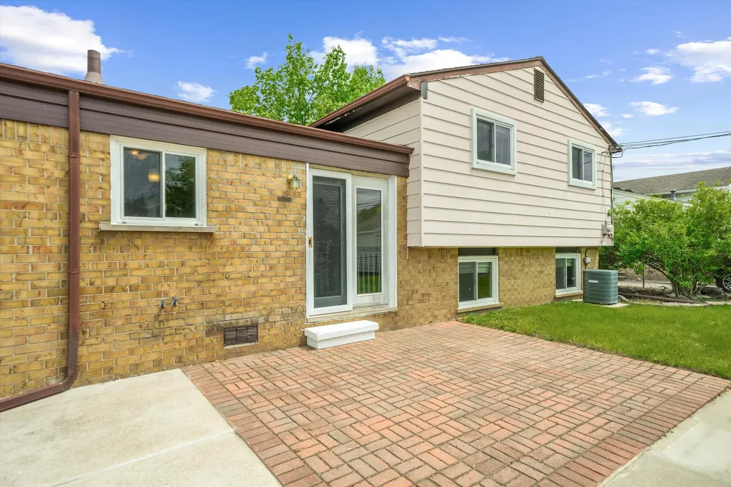 15420 Burr Street Taylor City MI 48180