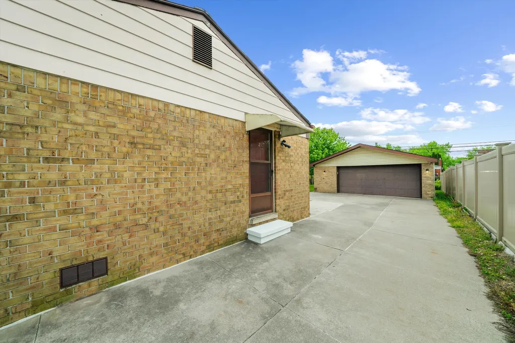 15420 Burr Street Taylor City MI 48180