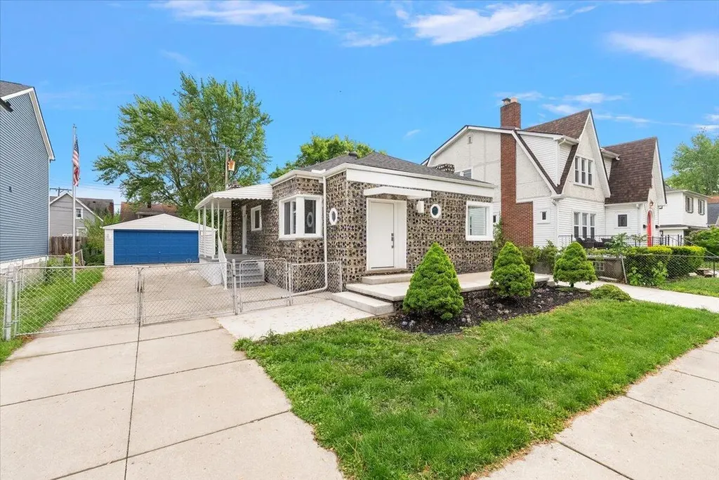 39 W Elza Avenue Hazel Park City MI 48030