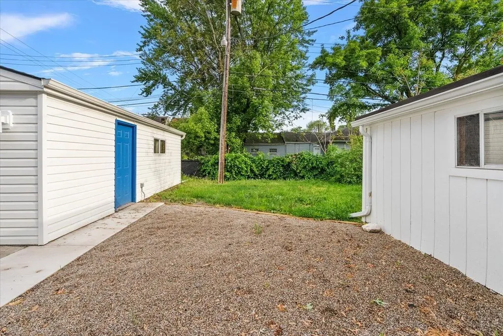 39 W Elza Avenue Hazel Park City MI 48030