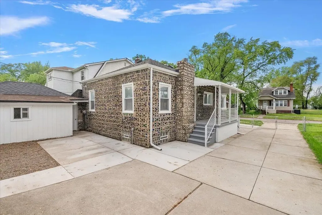 39 W Elza Avenue Hazel Park City MI 48030