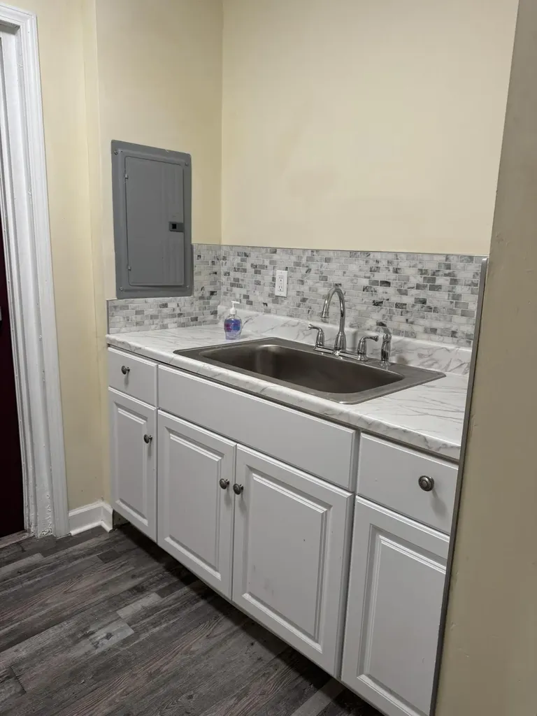 5455 S Wayne Road Wayne City MI 48184