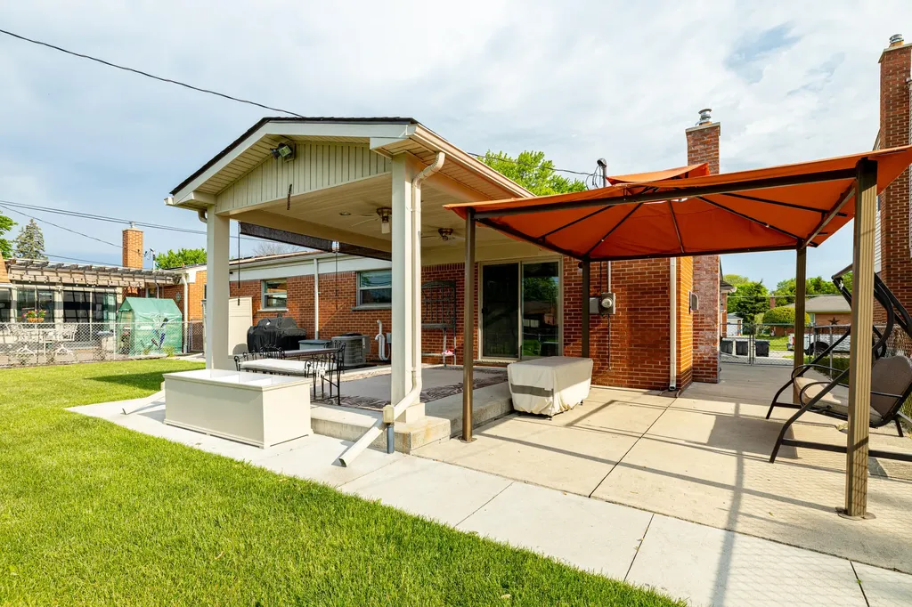 32647 Hees Street Livonia City MI 48150