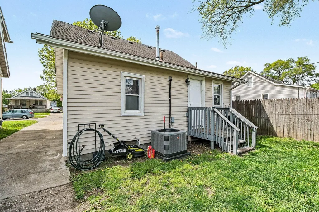 7541 Orchard Avenue Warren City MI 48091