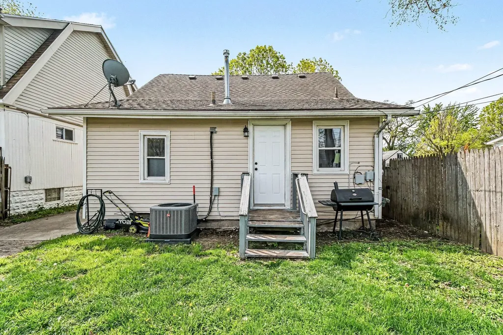 7541 Orchard Avenue Warren City MI 48091