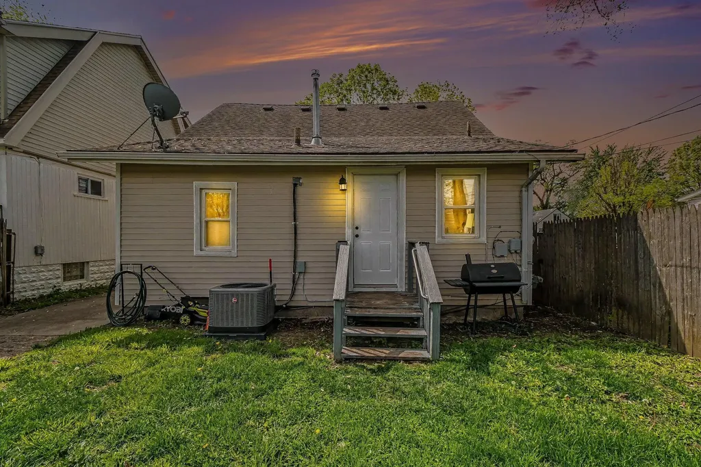 7541 Orchard Avenue Warren City MI 48091
