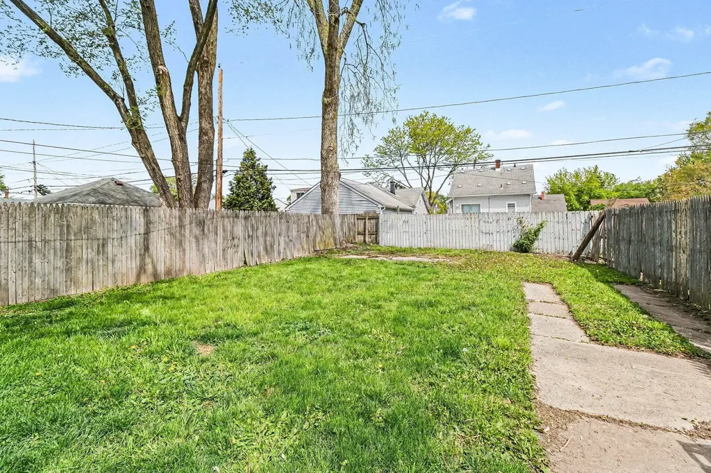 7541 Orchard Avenue Warren City MI 48091