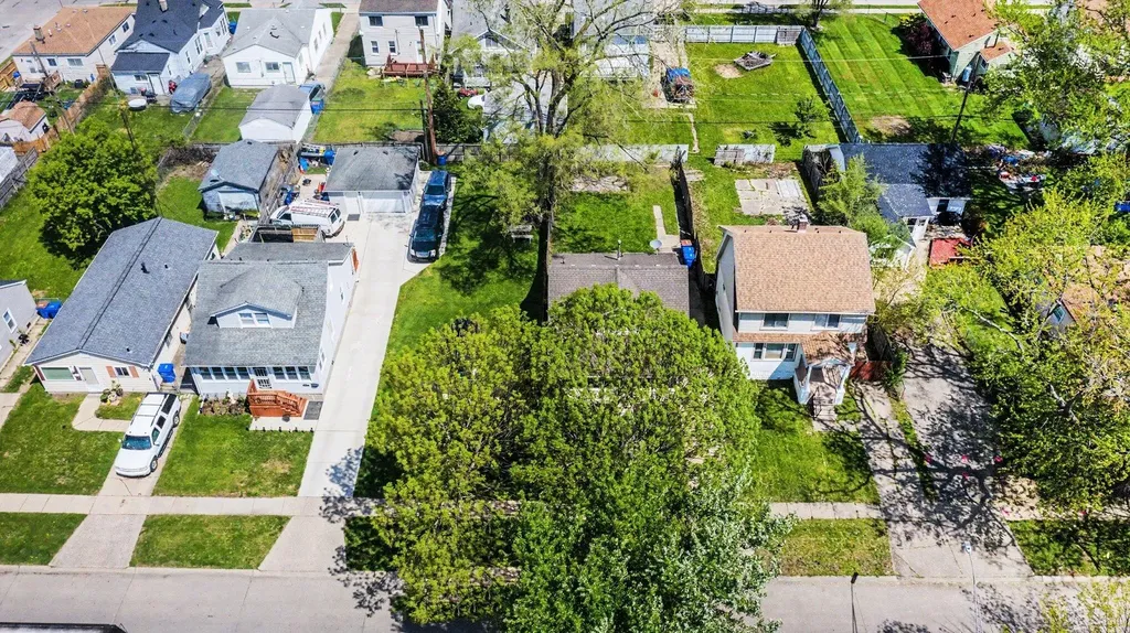 7541 Orchard Avenue Warren City MI 48091