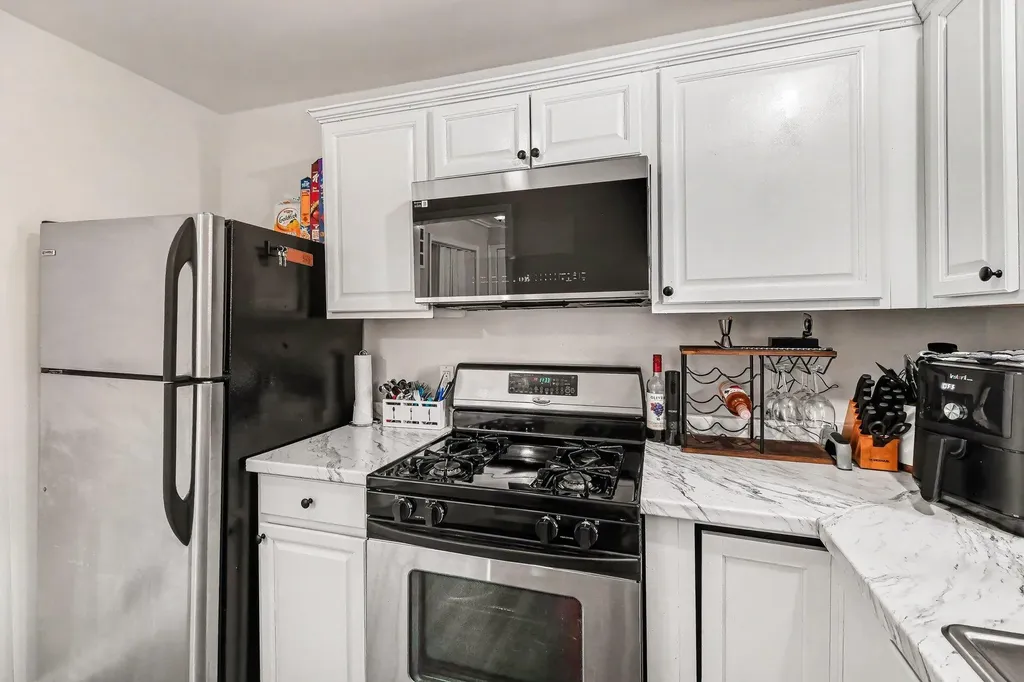 7541 Orchard Avenue Warren City MI 48091
