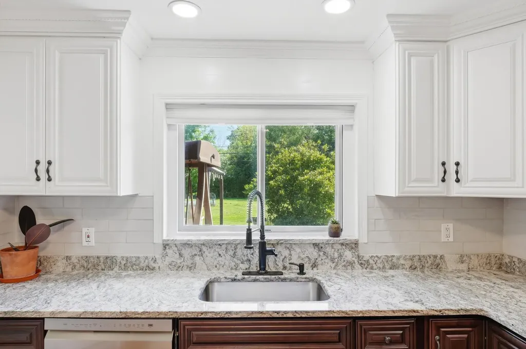 16195 Madoline Street Beverly Hills Village MI 48025