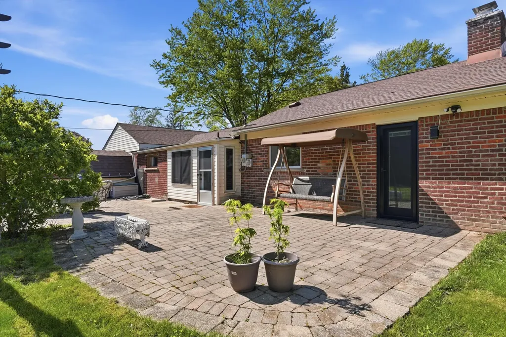 16195 Madoline Street Beverly Hills Village MI 48025