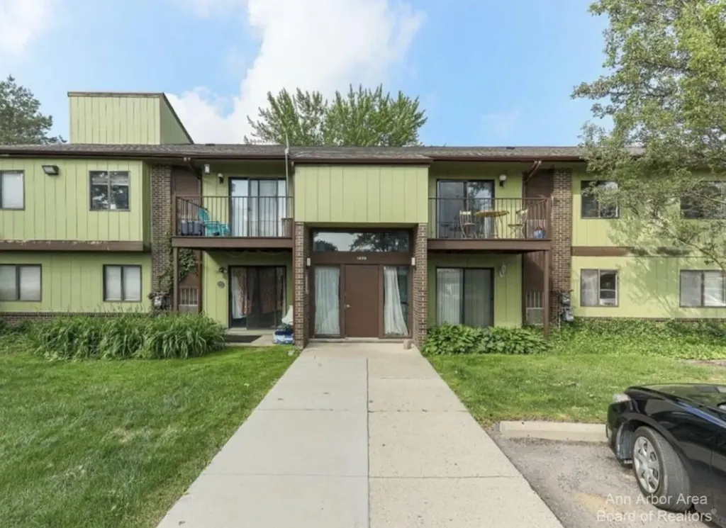 1472 W Chateau Vert Street Ypsilanti Charter Township MI 48197