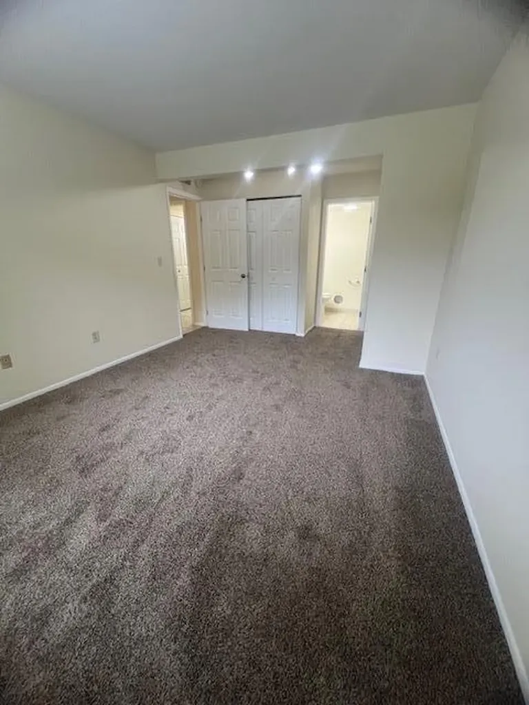 1472 W Chateau Vert Street Ypsilanti Charter Township MI 48197