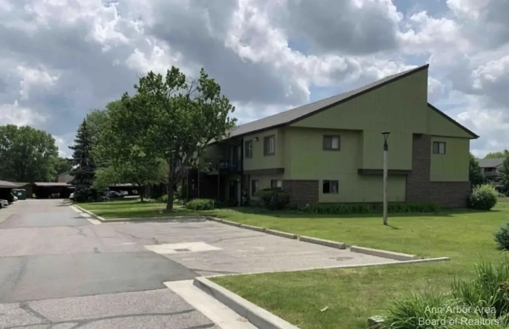 1472 W Chateau Vert Street Ypsilanti Charter Township MI 48197