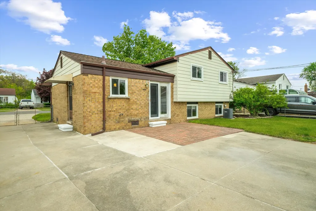 15420 Burr Street Taylor City MI 48180
