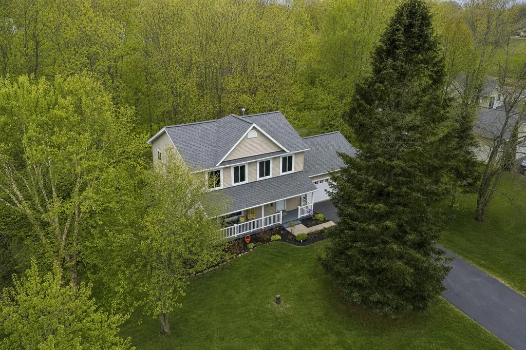 2456 Spartans Trail Hamburg Township MI 48169
