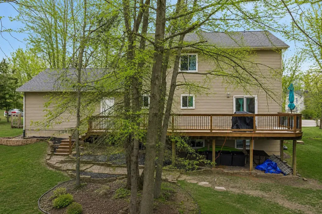 2456 Spartans Trail Hamburg Township MI 48169