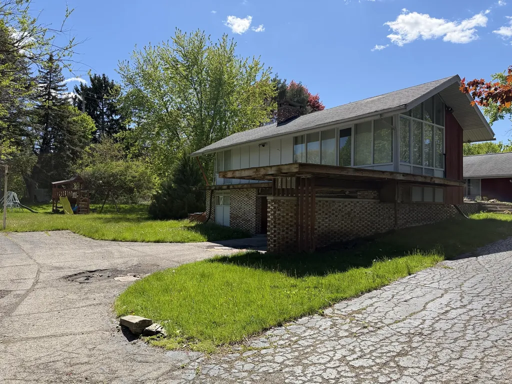 1322 Woodkrest Drive Flint Charter Township MI 48532