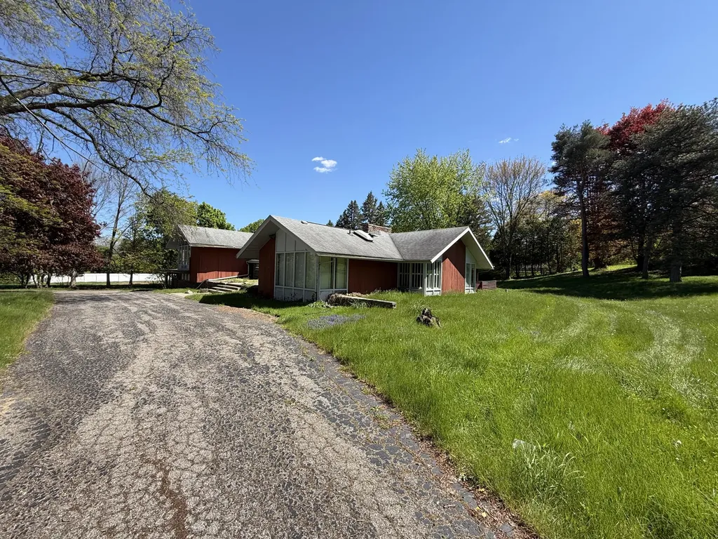 1322 Woodkrest Drive Flint Charter Township MI 48532