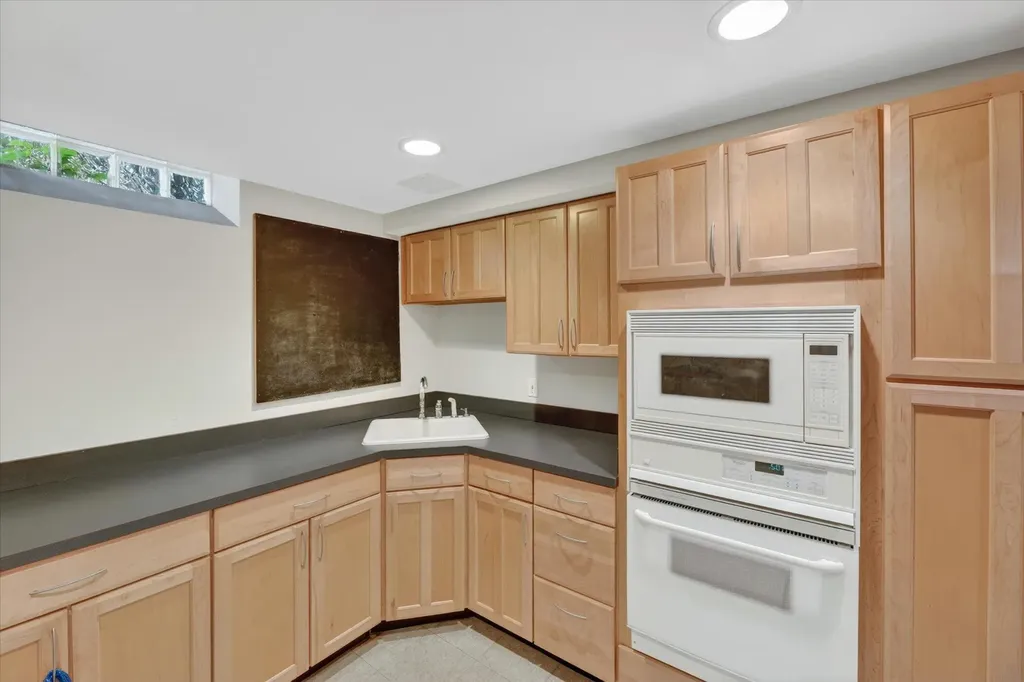 1452 Lockmoor Drive Troy City MI 48084