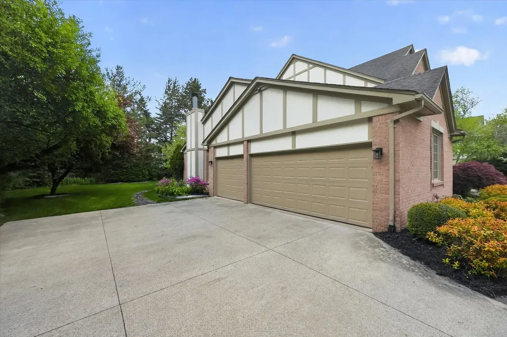 1452 Lockmoor Drive Troy City MI 48084