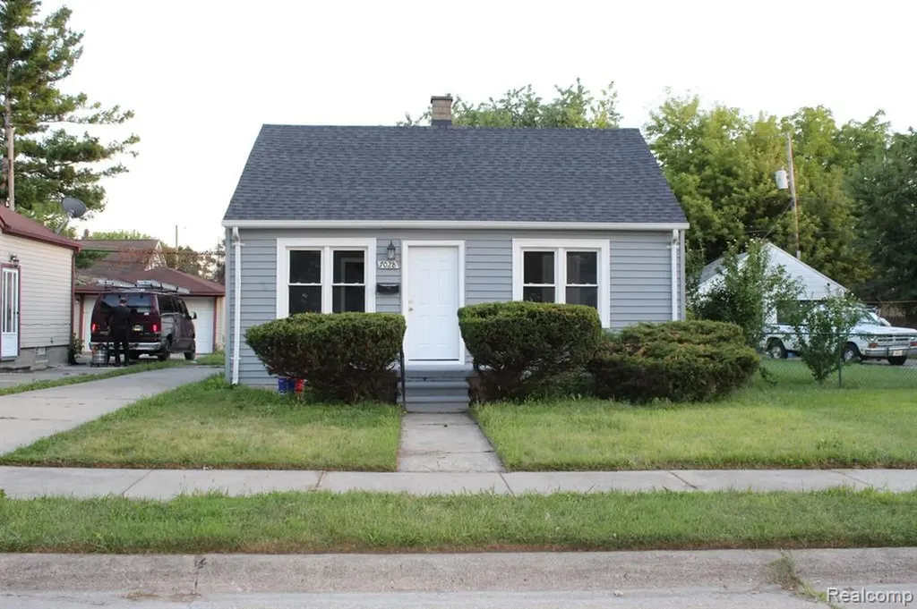 7028 Yacht Avenue Warren City MI 48091