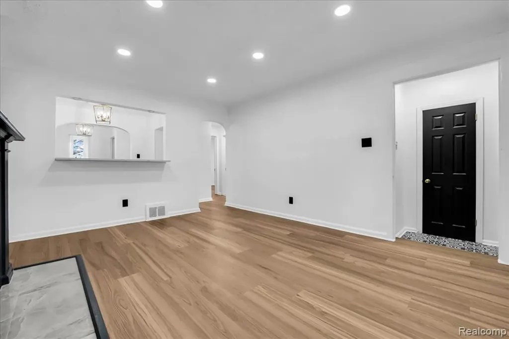 8603 Whitcomb Detroit City MI 48228