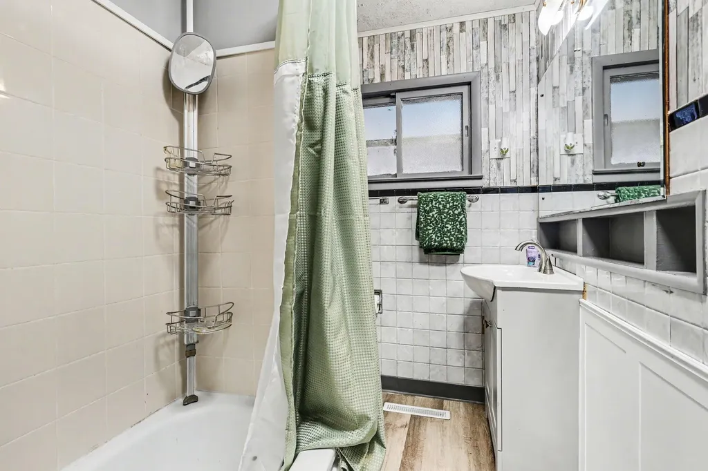 211 North Drive Columbia Township MI 49230