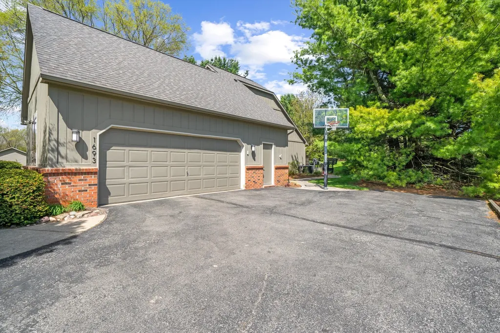 1693 Havenshire Lane Brighton Township MI 48114