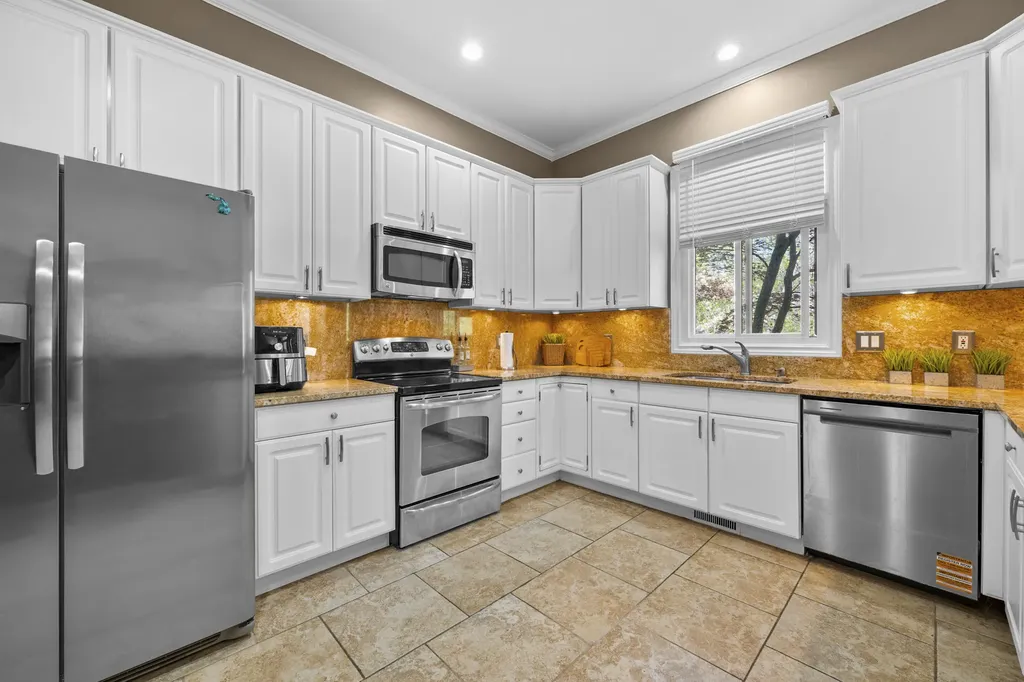 2119 Rochelle Park Drive Rochester Hills City MI 48309