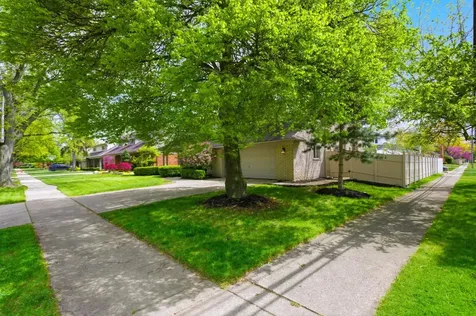 653 Perrien Place Grosse Pointe Woods City MI 48236