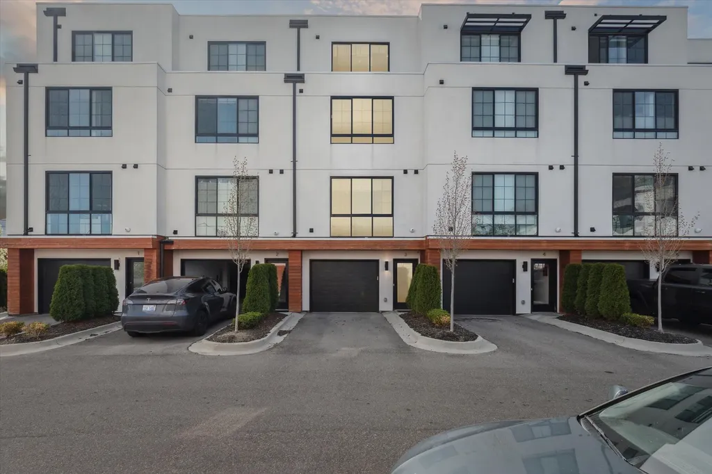 533 E Harrison Royal Oak City MI 48067