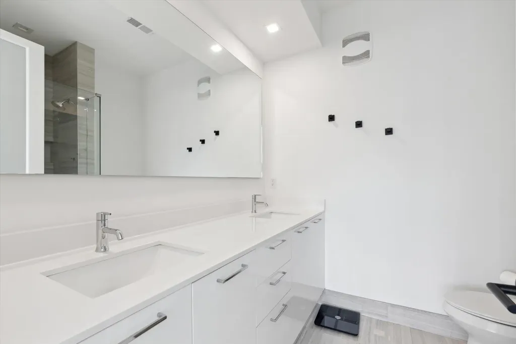 533 E Harrison Royal Oak City MI 48067