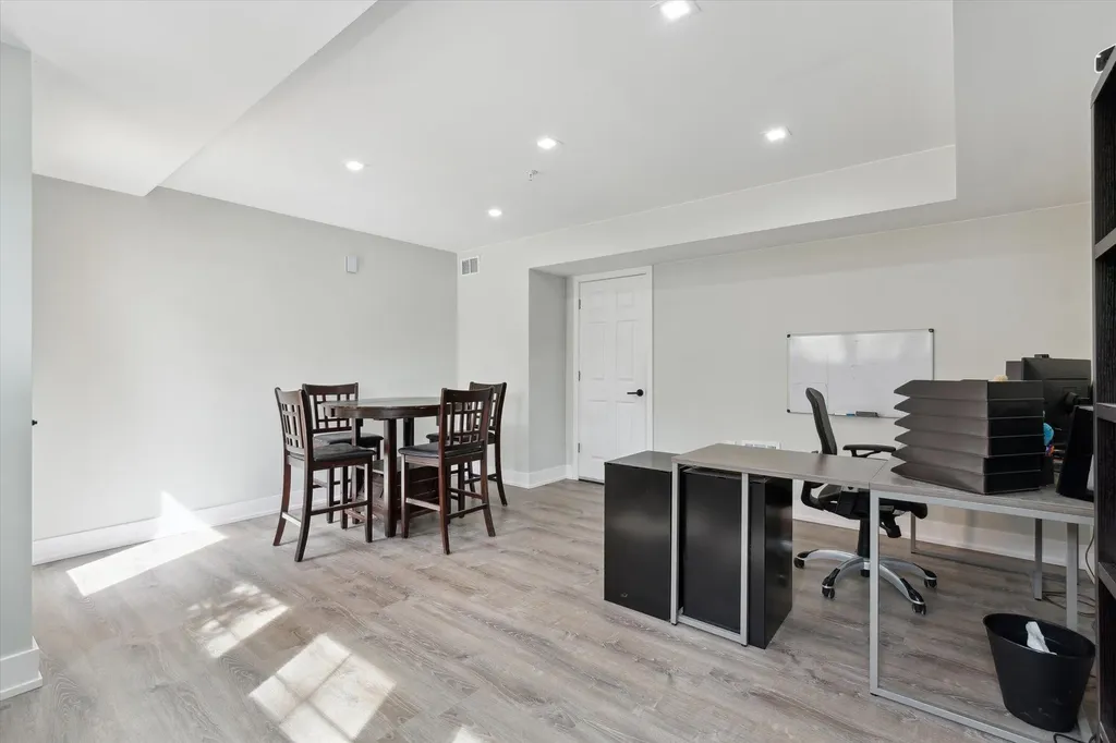 533 E Harrison Royal Oak City MI 48067
