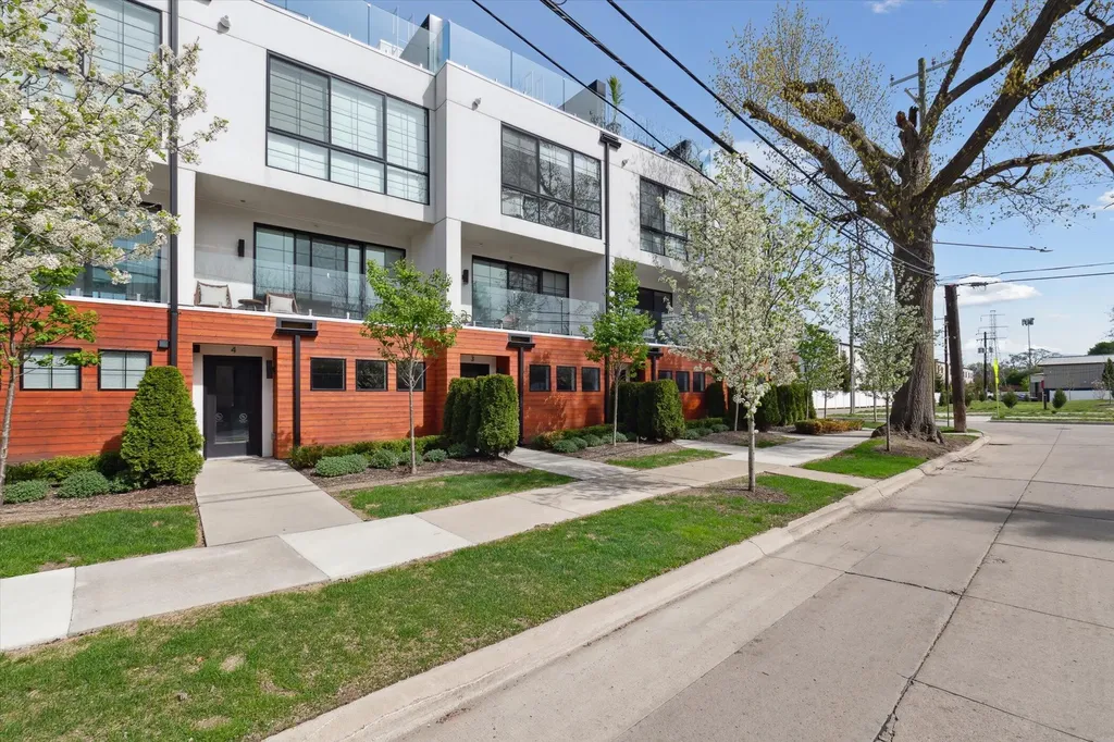 533 E Harrison Royal Oak City MI 48067