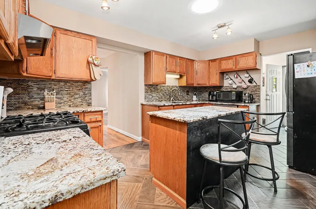 22531 Leewright Avenue Southfield City MI 48033