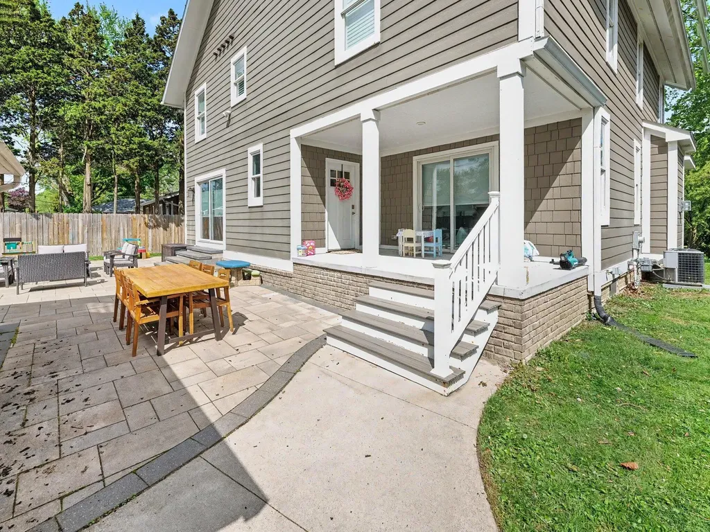 2928 Vinsetta Boulevard Royal Oak City MI 48073