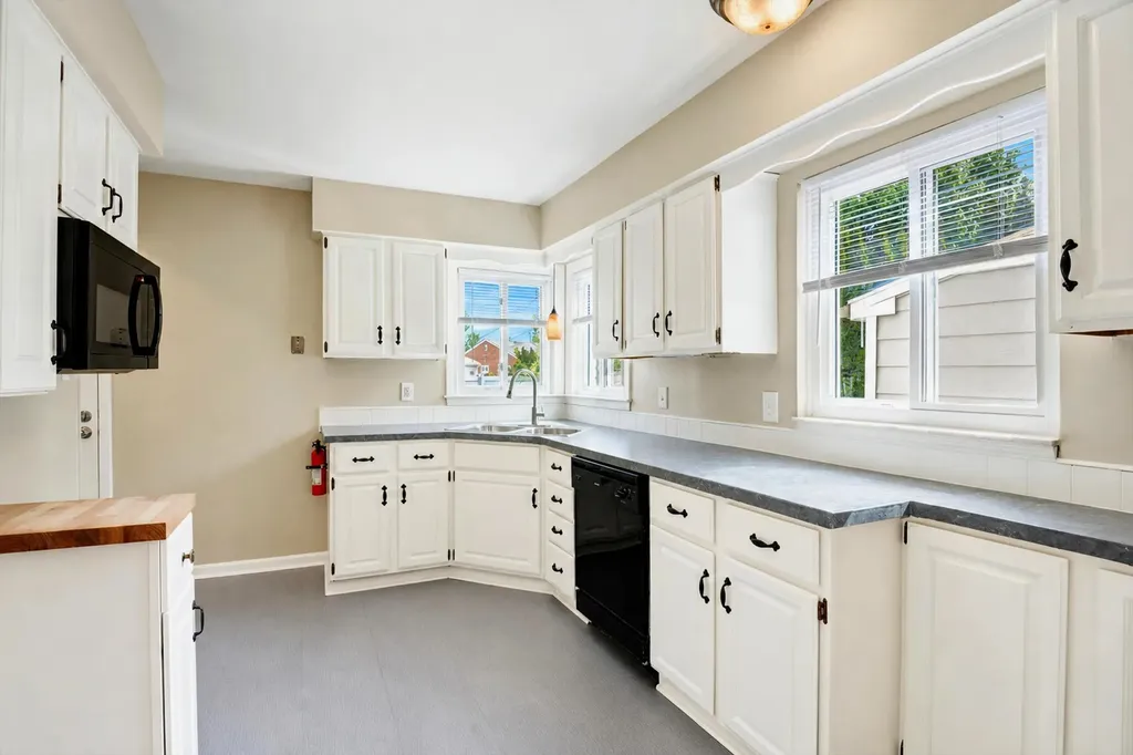 23870 Beacon Drive Farmington Hills City MI 48336