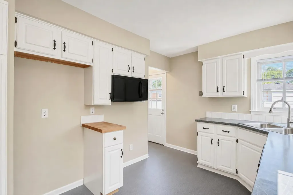 23870 Beacon Drive Farmington Hills City MI 48336