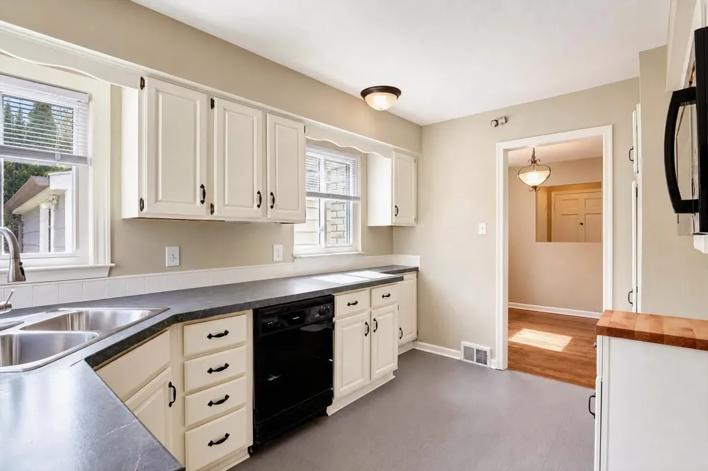 23870 Beacon Drive Farmington Hills City MI 48336