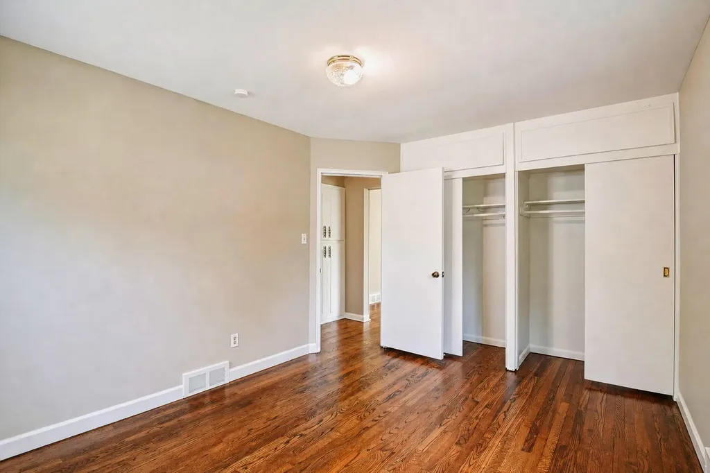 23870 Beacon Drive Farmington Hills City MI 48336