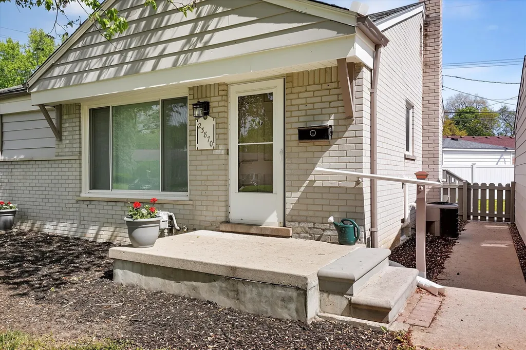 23870 Beacon Drive Farmington Hills City MI 48336